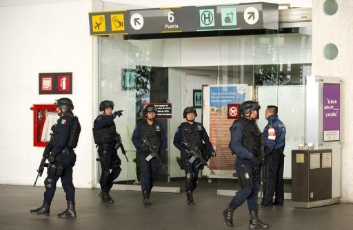 المكسيك: مقتل ثلاثة شرطيين بالرصاص في مطار مكسيكو



