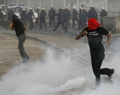 شهيدة جديدة.. بهدف القتل بدون رصاص قوات الأمن البحرينية تستخدم غازات سامة 

