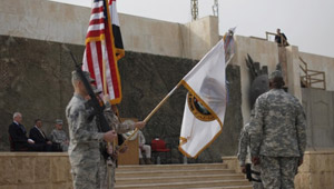 إنزال العلم الأميركي في العراق في إعلان رسمي عن الإنسحاب