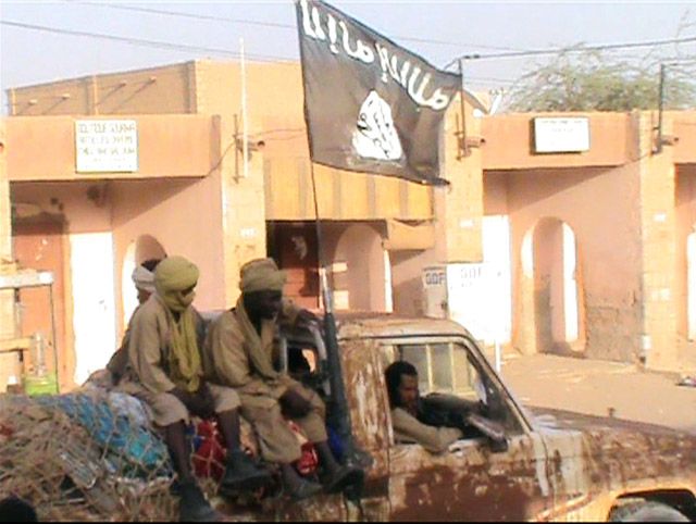 القاعدة في بلاد المغرب تتهم فرنسا بعرقلة الحوار حول رهائنها المخطوفين في النيجر
