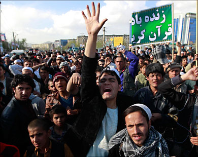 تظاهرات في افغانستان اثر قيام جنود الاحتلال بتدنيس المصحف والحلف الاطلسي يعتذر
