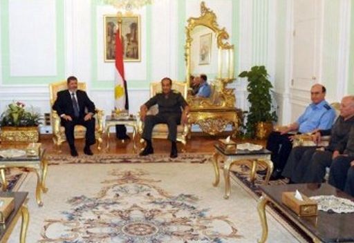 مرسي يلتقي العسكري.. والقوى السياسية تدعوه لتسليم السلطة



