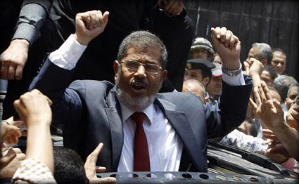 مرسي وشفيق يعلنان فوزهما!