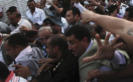 محتجون يرشقون المرشح لرئاسة مصر أحمد شفيق بالأحذية

