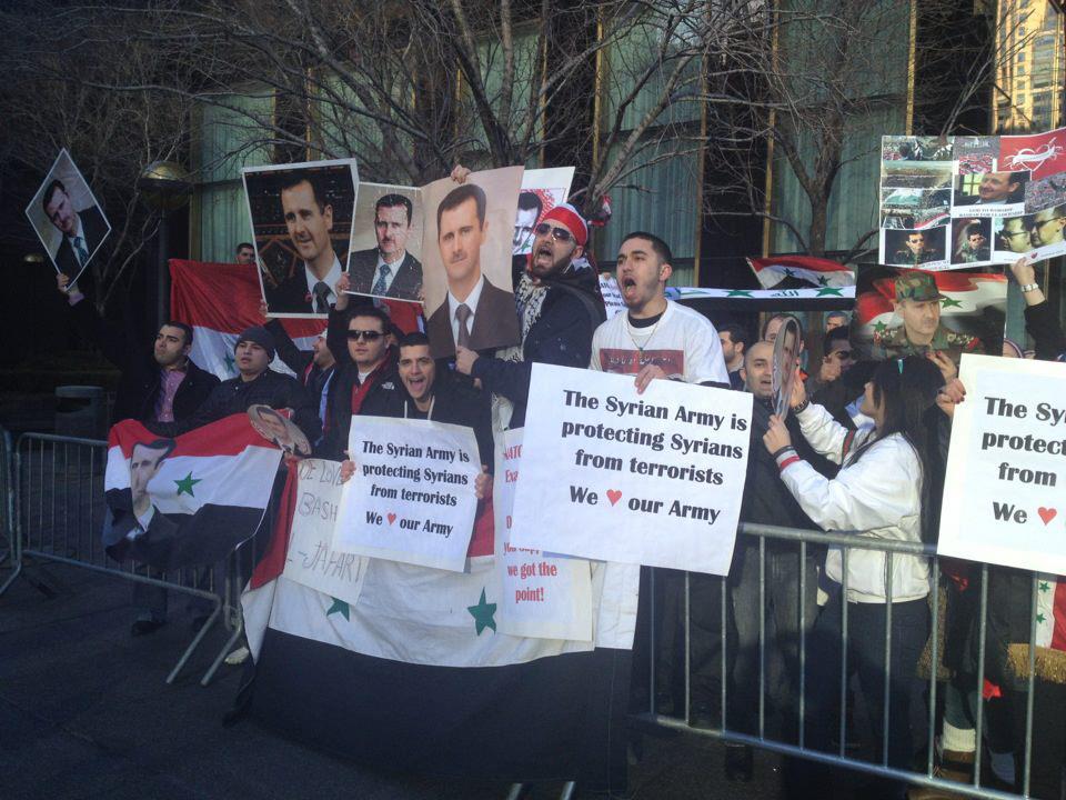 متظاهرون سوريون ينددون بالإرهابيين أمام مجلس الأمن