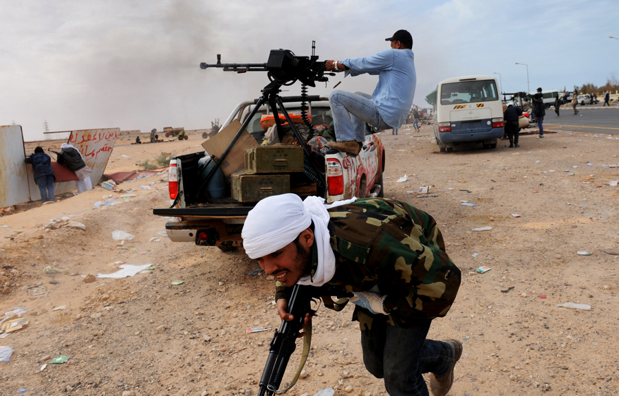 11 قتيلا في اشتباكات وهجوم انتحاري في شرق وغرب ليبيا