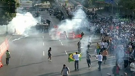 الشرطة البرازيلية تفرق مئات المتظاهرين على هامش لقاء البابا وروسيف
