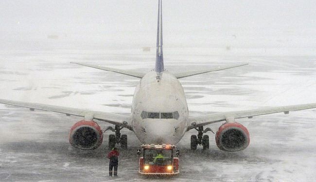 سقوط الثلوج يعرقل حركة الطيران في شرق كندا
