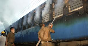 تسعة قتلى في حريق بقطار قرب بومباي بالهند