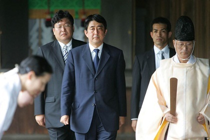 رئيس الوزراء الياباني يزور معبد ياسوكوني .. والصين تصف الزيارة بـ