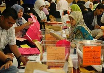 الماليزيون يصوتون في الانتخابات التشريعية الاشد تنافسية في تاريخ البلاد