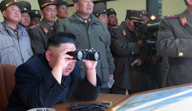 الزعيم الكوري الشمالي يقود بنفسه تدريبا عسكريا