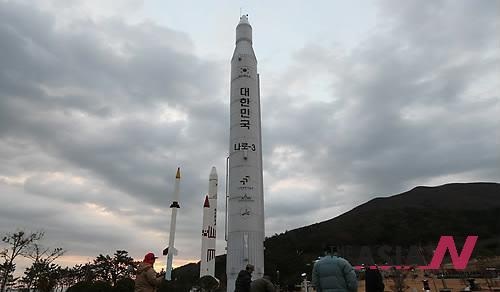 كوريا الجنوبية تطلق صاروخا في محاولة لوضع قمر صناعي في المدار

