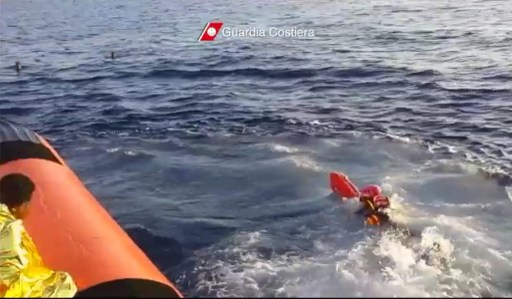 اغاثة 900 مهاجر قبالة سواحل ايطاليا
   
