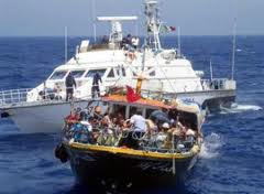 العثور على 30 جثة في مركب للمهاجرين انقذته البحرية الايطالية
