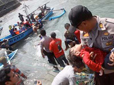 ارتفاع حصيلة ضحايا غرق المركب قبالة اندونيسيا الى 36 قتيلا
