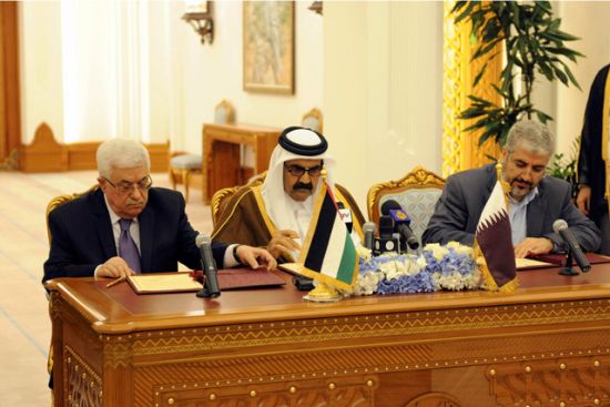 عباس يجري محادثات مع امير قطر ولقاء محتمل مع خالد مشعل
