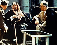 الصورة التاريخية الشهيرة للملك عبد العزيز مع روزفلت الرئيس الأميركي على متن الباخرة 