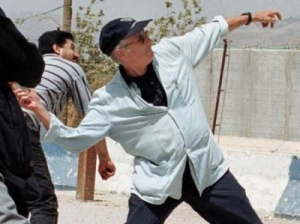 الراحل إدوارد سعيد يقف الاحتلال الاسرائيلي بحجر عند بوابة فاطمة في الجنوب اللبناني بعد تحريره