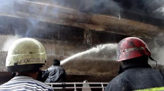 محاولة إطفاء حريق في مصنع حلبي