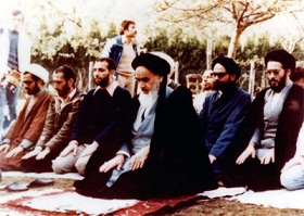 الإمام الخميني (قده) يصلي في مجموعة من العلماء 