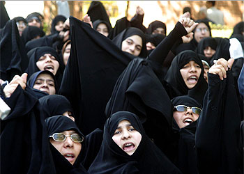 المراة الإيرانية نزلت غلى الميدان مع تشجيع الإمام الخميني قدس سره