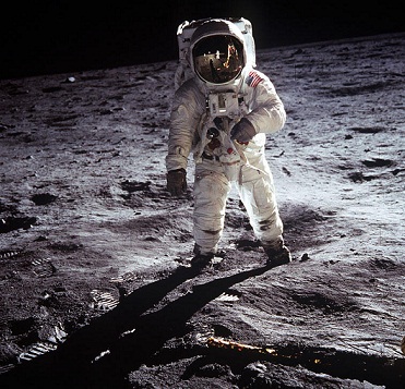 هل فعلا كان الصعود إلى القمر كذبة أميركية؟