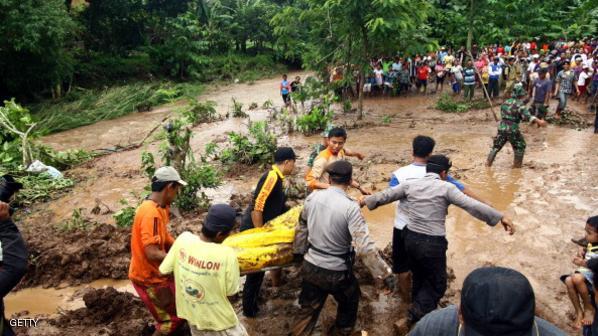 ارتفاع حصيلة انزلاق التربة في اندونيسيا الى 39 قتيلا و69 مفقودا
