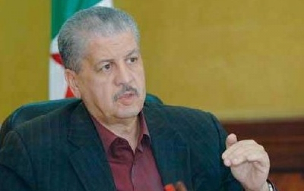 سلال: الجيش الجزائري لن يتدخل خارج حدود البلاد