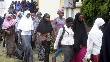 نيجيريا تنقل 275 محررا من بوكو حرام الى مخيم اغاثة
