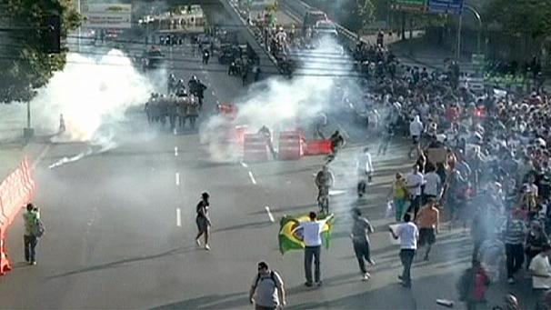 صدامات بين الشرطة البرازيلية ومتظاهرين مناهضين للمونديال
   
