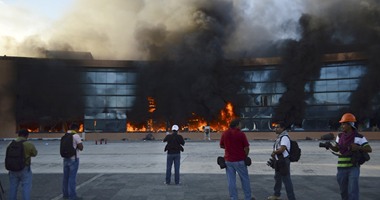 متظاهرون يضرمون النار في مقر حكومة ولاية غيريرو بجنوب المكسيك