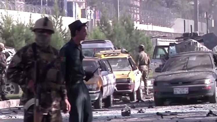 12 قتيلا في انفجار قنبلة لدى عند مرور حافلة صغيرة في افغانستان