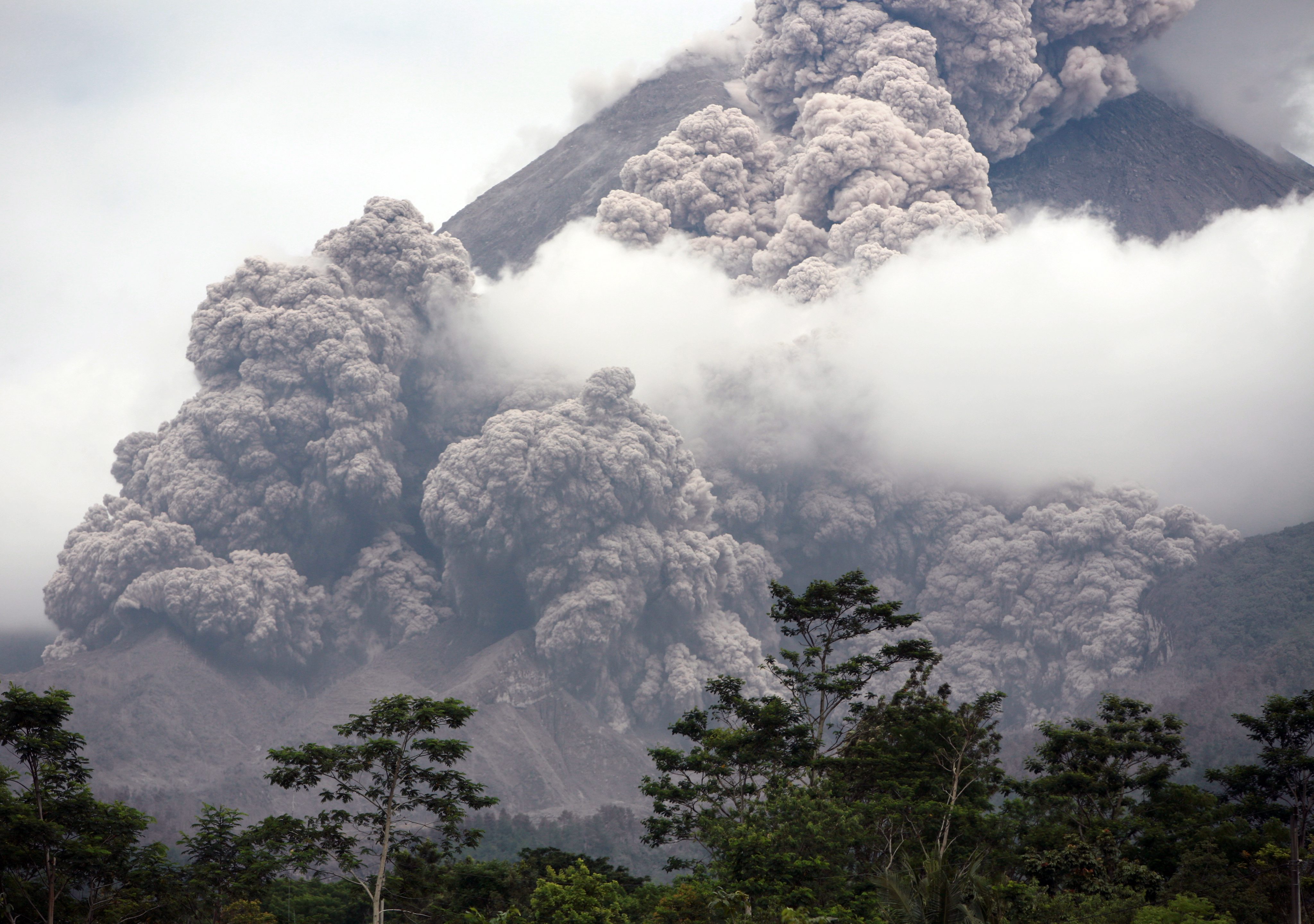 11 قتيلاً بثوران بركاني في اندونيسيا