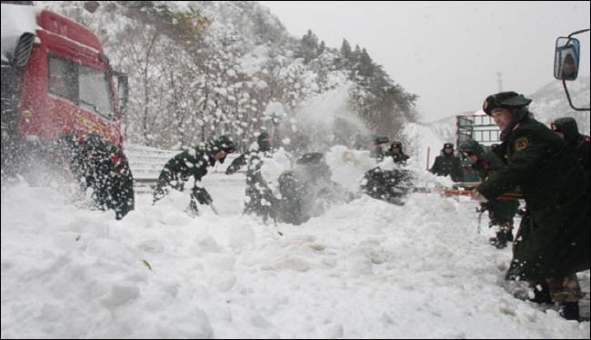 قتيلان و680 جريحا والغاء 200 رحلة جوية في اليابان بسبب عاصفة ثلجية