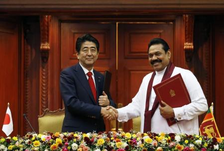 آبي أول رئيس وزراء ياباني يزور سريلانكا منذ 24 عاما