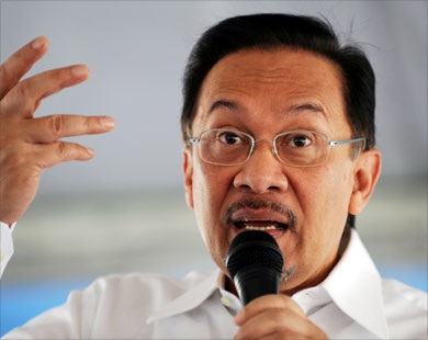زعيم المعارضة الماليزية يتهم كوالالمبور باخفاء معلومات بشأن الطائرة المفقودة
