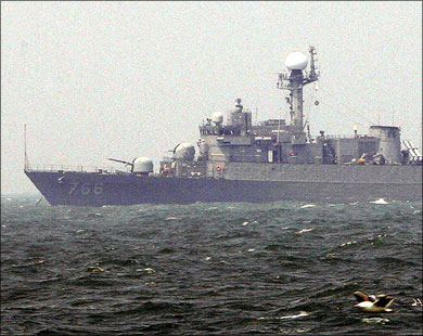 سفينة دوريات كورية شمالية تخترق الحدود البحرية بين الكوريتين