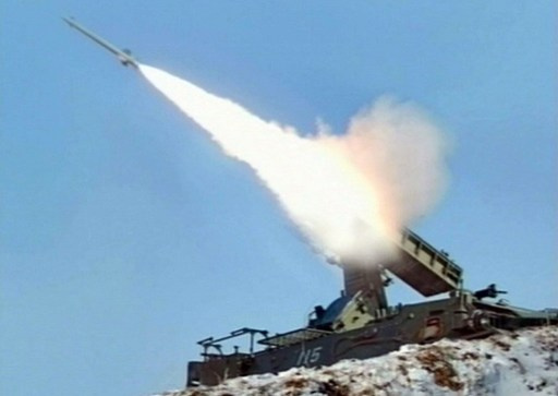كوريا الشمالية تطلق صواريخ جديدة في عرض للقوة