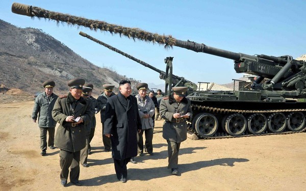 كوريا الشمالية تطلق عشرات القذائف المدفعية في البحر