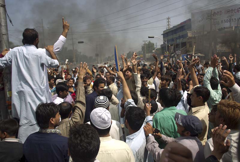 اكبر تظاهرة احتجاج على شارلي ايبدو في باكستان
