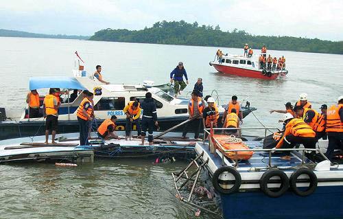 غرق زورقين في اندونيسيا يودي بحياة 36 شخصا