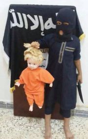 «داعش» يدرب الأطفال على «النحر» على طريقة «فولي»!
