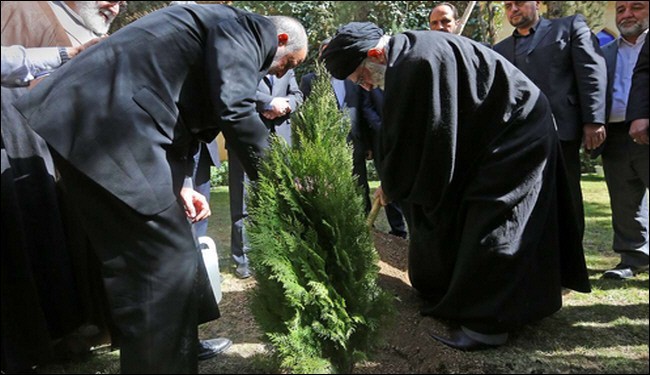 الإمام الخامنائي يغرس شجرة بمناسبة 