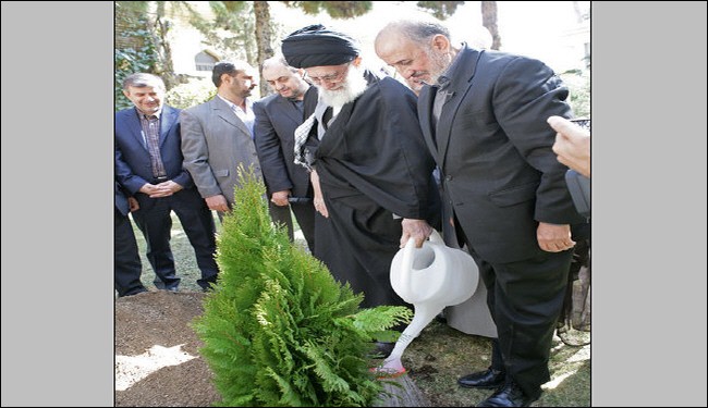 الإمام الخامنائي يغرس شجرة