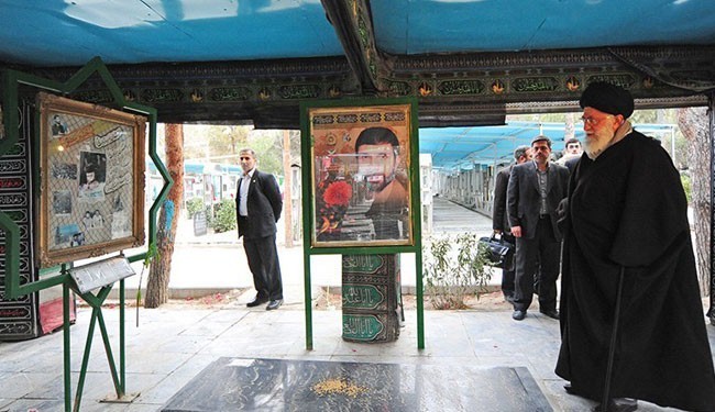 قائد الثورة الإسلامية يزور مرقد الإمام الخميني (رض)