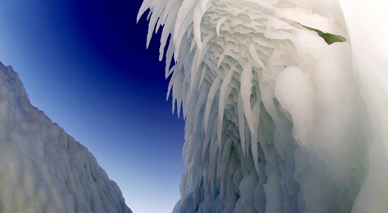 كهوف من الجليد في بحيرة بيكال بسيبيريا
