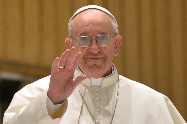
البابا يتصل بعباس وبيريز للحث على وقف فوري لاطلاق النار في غزة