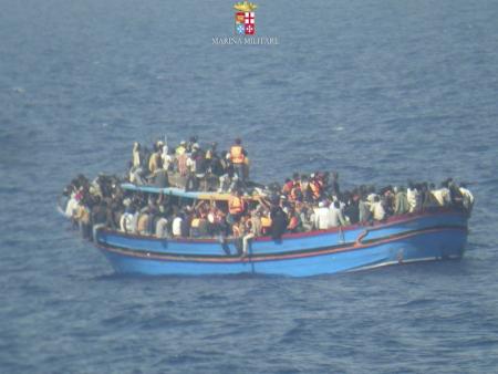 
مقتل تسعة مهاجرين على الاقل في غرق مركبهم قرب السواحل ايطاليا