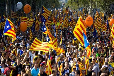 عشرات الآلاف يتظاهرون في برشلونة دعما لإجراء الاستفتاء حول الاستقلال